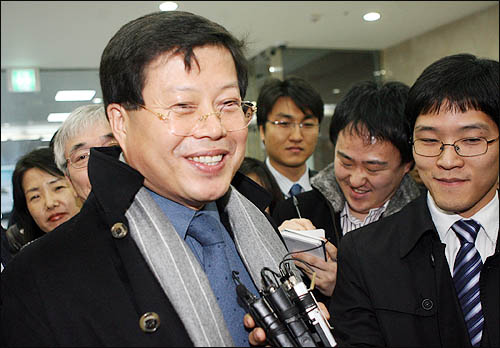 김용철 변호사가 14일 오전 참고인 조사를 위해 한남동 삼성특검 사무실에 들어서다 활짝 웃고 있다.
 