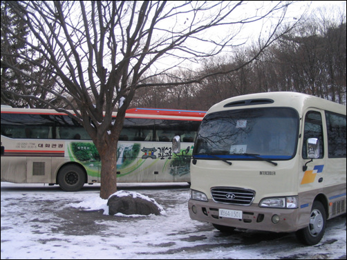 서울에서 출발한 관광버스와 현지 버스. 개성 번호판이 선명하다.
