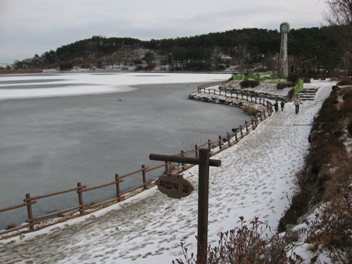 설봉공원 설봉호수 주변으로 조성된 설봉공원은 어느 때 찾아도 산책하기 좋은 곳이다