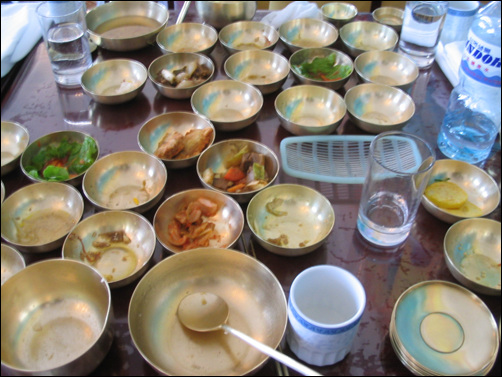 남쪽 관광객들의 입맛을 사로잡은 점심식사. 밥그릇이 일명 ‘머슴주발’이라고 불리는 큰 그릇이었지만 모두가 빈 그릇이다.