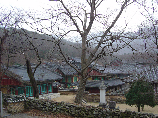 송광사 정경 효봉영각 뒤에서 본 정경, 수선영역의 석축이 답답하게 하나 이 곳에 오면 그런대로 시원한 정경을 볼 수 있다