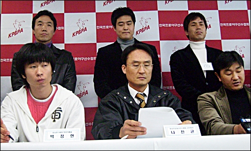 처음으로 참석한 기자회견 박정현(왼쪽 아래)씨는 기자회견까지 참석할 줄은 몰랐다고 말했다. 이어 자신이 할 수 있는 한 최선을 다할 것이라고 다짐했다.