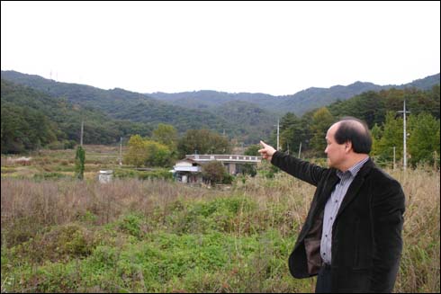  김태원 장군 후손 갑제씨가 한말 의병 격전지였던 광주  어등산 전적지를 가리키고 있다.