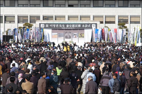 14일 고 이영권 선생의 영결식을 찾은 피해주민들이 태안군청 앞 광장을 꽉 매운 모습.