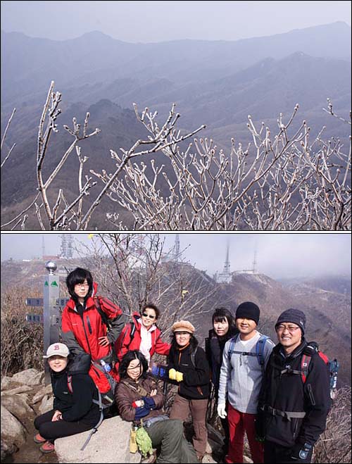 팔공산 동봉에서 동봉정상은 앙상한 나뭇가지에 서리꽃이 새하얗게 내렸다. 산정의 억센 바람에 누구하나 몸을 제대로 가눌 수 없다.
