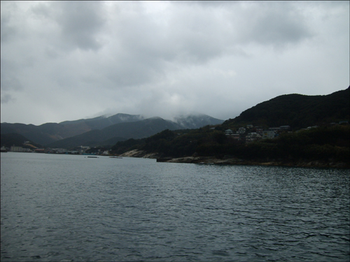  대마도 남부의 이즈하라항 앞바다에서 바라본 대마도. 섬 전체가 산 혹은 산맥이다. 
