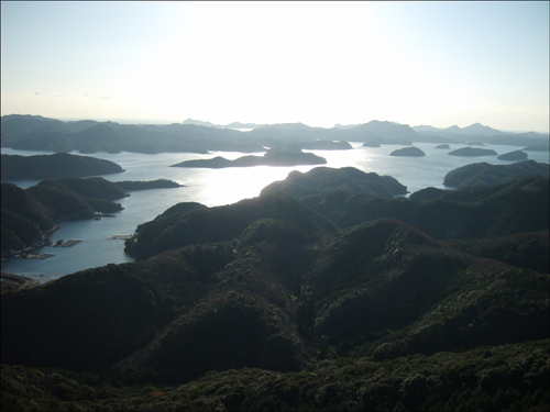 수많은 섬이 장관을 이루고 있는 아소만의 모습. 대마도의 중앙 부분이다. 
