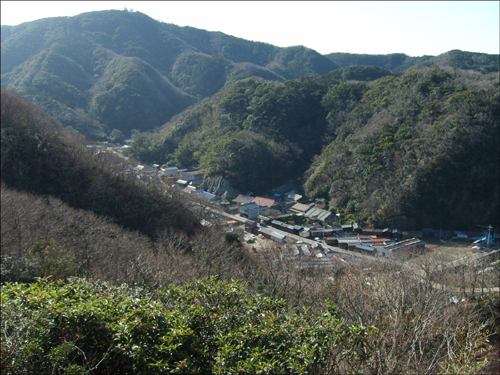 대마도 최북단 한국전망대에서 바라본 대마도의 촌락구조. 산과 산 사이의 좁은 평지에 촌락이 형성되어 있다. 
