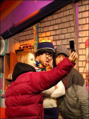 김태은 PD는 촬영을 마친 뒤 미쓰라, 김종민 작가와 같이 핸드폰으로 셀카를 찍었다.