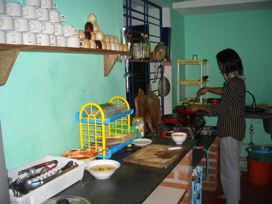 텐진이 운영하는 인도 오로빌 공동체 티베트 전통식당의 주방의 모습이다.