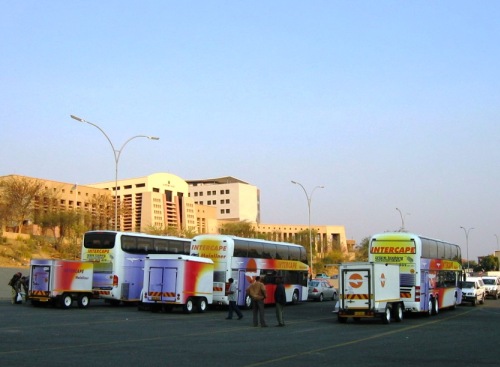빈트후크 시내 인터케이프버스 정류장과 뒤쪽의 나미비아 대법원 건물