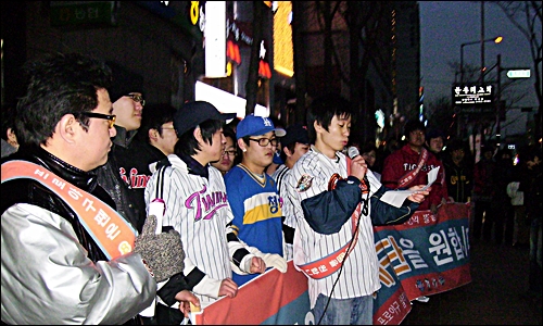 "야구팬들의 염원을 외면하지 말아주세요." 박정현씨(가운데)가 야구팬 대표로 '8개 구단 유지'에 대한 호소문을 낭독하고 있다. 연예인 야구단 조마조마의 만화가 박광수(왼쪽)씨도 자리했다.