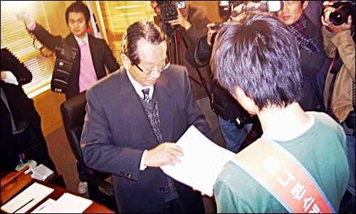 "야구팬들의 마음입니다." 신상우 KBO 총재(가운데)가 박정현씨(오른쪽)를 통해 서명록을 건네받고 있다.