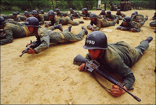 논산 훈련소의 훈련병들이 각개전투 훈련을 받고 있다.
