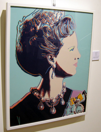 워홀 '덴마크여왕(컬러)' 실크스크린 100×80cm 1985. 여왕그림을 이렇게 편하게 그린 사람이 있을까.