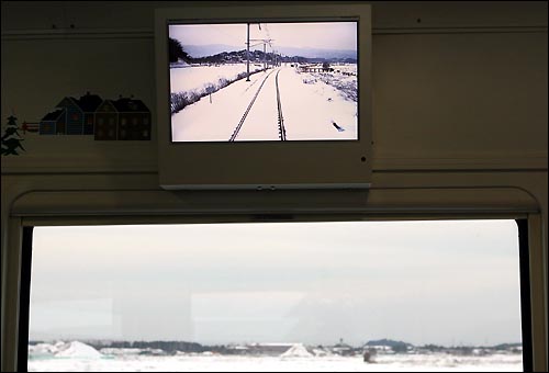 모니터에는 열차가 진행하는 방향의 풍경이 보이고 차창으로는 주변의 풍경을 감상할 수 있다.