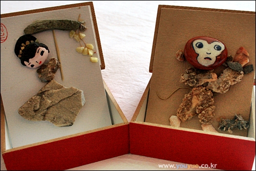 바이타산 황허 기석관 내 가게에서 산 '원숭이'와 '소녀'의 돌 공예품