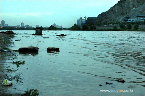 다소 지저분하고 쓰레기가 쌓이고 있는 란저우 황허 강변