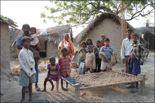 구라후씨 가족들과 무사하르 아이들. 뒤편으로 보이는 집이 구라후씨가 사는 진흙집이다.