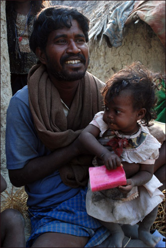 무사하르 50가구 중 10가구만이 빈곤층을 위한 식량배급카드를 가지고 있다(빨강카드). 구라후씨네가 그 10가구 중 하나다.