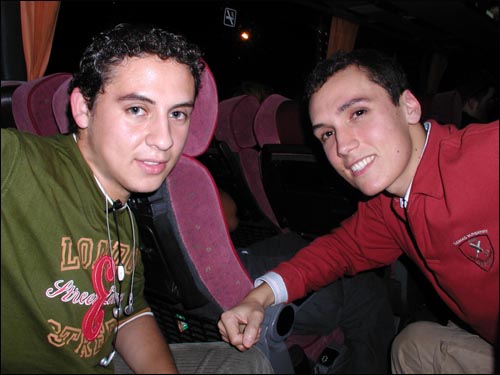 남미에서 온 이주노동자인 에두아르도(사진 왼쪽)과 세비야 대학생인 이니고(사진 오른쪽).