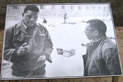 로벤아일랜드 교도소에 있는 넬슨 만델라와 월터 시술루의 사진