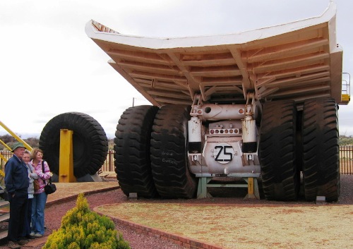 남아공 카투 마을에 전시된 대형 타이어