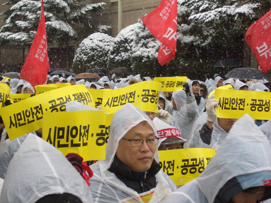 차량지부 총회 지하철노조 창의경영 분쇄 지부별 릴레이 총회에 차량지부 조합원 1000여명이 참석했다.