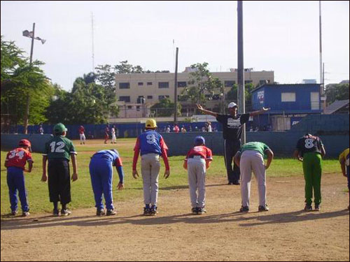  도미니카 유소년 선수들의 연습 장면