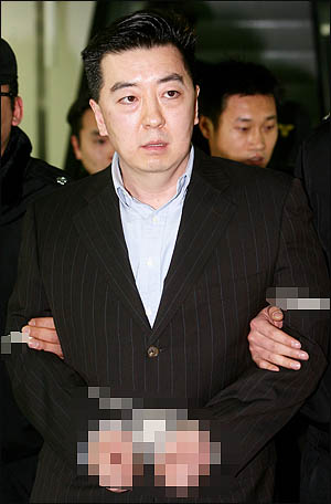 2008년 1월 22일 BBK 주가조작 사건의 핵심인물인 김경준씨가 특검 조사를 받기 위해 서울 역삼동 '이명박 특검' 사무실로 출두하고 있다. 