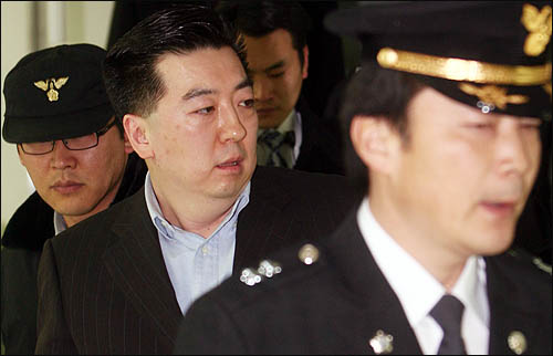 BBK 주가조작 사건의 핵심인물인 김경준씨가 특검 조사를 받기 위해 2008년 1월 22일 오후 서울 역삼동 '이명박 특검' 사무실로 출두하고 있는 모습. 