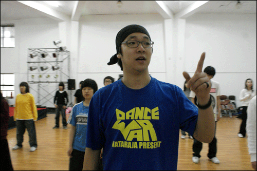 파핑에 대해 지도하고 있는 이상명 강사가 "음악을 잘 느껴보라"며 댄스 교실 참가자들을 지도하고 있다.