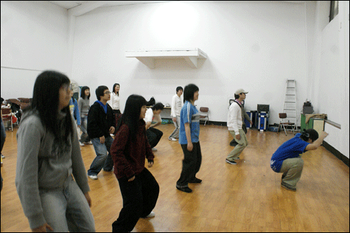 청소년문화존에서 다루고 있는 댄스교실. 파핑의 기초를 위해 몸을 풀고 있는 참가자들.