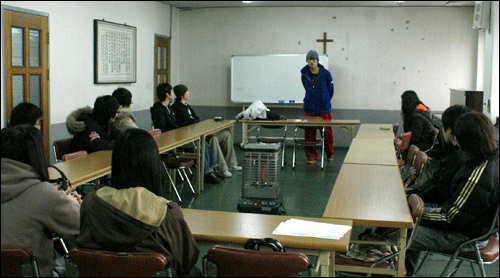제임스 보컬 채진씨가 노래 교실에서 강의하고 있는 광경이다.