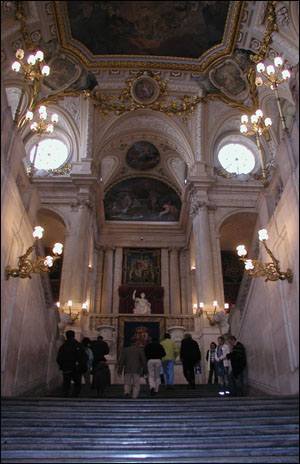 유럽에서 가장 화려한 궁전 중 하나로 손꼽히는 마드리드 왕궁의 내부.