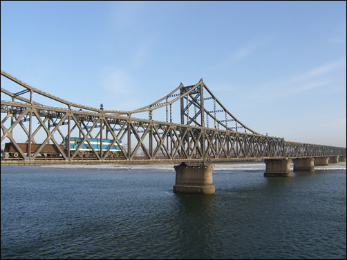 압록강 철교를 달리는 기차.