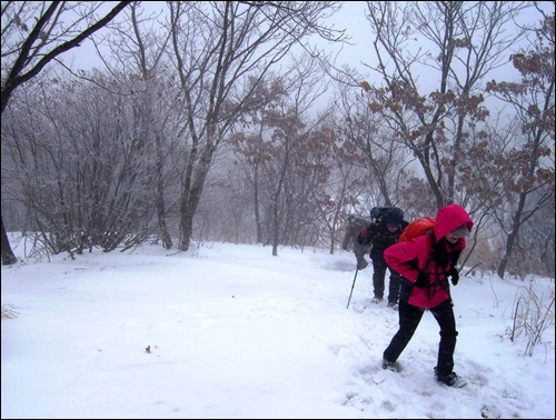 눈 쌓인 산길은 등산화를 신어도 힘들고 어려운 길이다