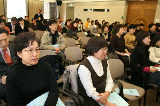 금연대토론회 참가자들이 진지한 자세로 금연구역 확대에 대해 숙고하고 있다.