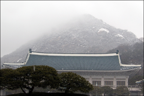 높이 342M, 경복궁의 주산인 북악산은 사람얼굴 형상을 했다하여 면산(面山)으로도 불린다.