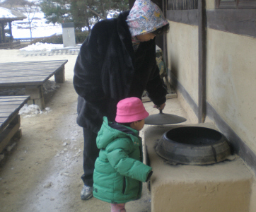 까만 솥이 궁금한 쿠하 군불을 지핀 작은 방 아궁이에는 무쇠솥이 걸려있습니다. 뜨거운 물이 찰랑거리며 김을 내뿜습니다.