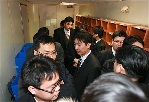 삼성특검 수사관들이 25일 저녁 서울 중구 삼성화재 본사 지하 4층에서 압수수색을 벌이고 있다.
