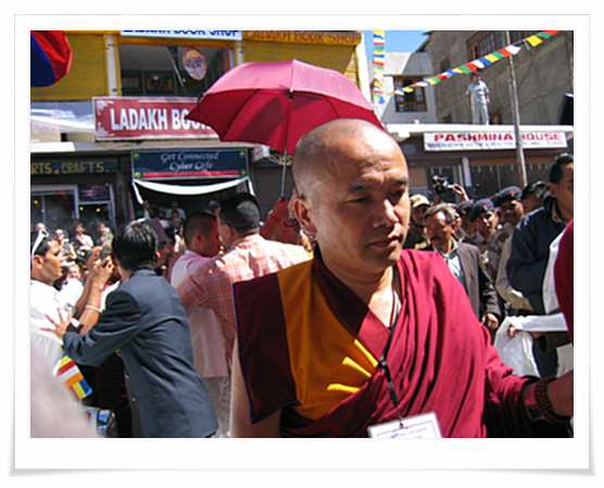 사람들이 술렁술렁하기 시작합니다. 맨 앞의 티벳승이 중요 행사요원인듯했습니다. 