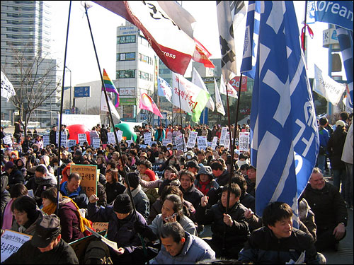 서울역 광장에 모인 수 많은 사람들.  "투쟁을 세계화하자. 희망을 세계화하자"고 외쳤다.