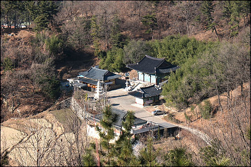 게족산 능선에서 내려다 본 죽림정사 전경.