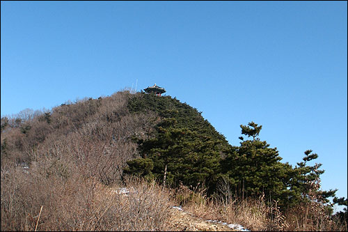 계족산(423.6m) 정상. 정상에는 봉황정이라는 정자가 있다. 