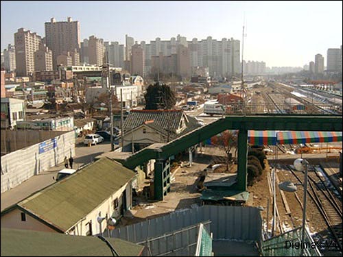 좌측에 아파트 공사현장이, 가운데 일산역이, 오른쪽 끝에 신 일산 역사 공사현장이 보인다.
