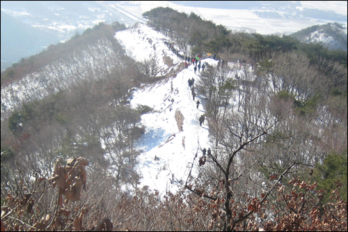 문수산성 산성길을 걷는 재미가 쏠쏠하다.