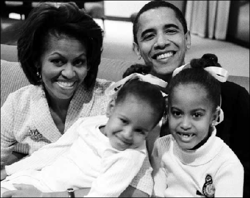 버락 오바마는 출신, 정치경력, 유세 스타일 등에서 존 F. 케네디 전 대통령과 닮았다는 평가를 많이 받고 있다. 버락 오바마의 아내 미셸 오바마와 두 딸 나타샤와 말리아.