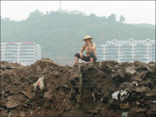 싼샤댐으로 인해 수몰되는 지역의 정비작업을 하다가 쉬는 여인. 싼샤 중류 펑지에(奉節).