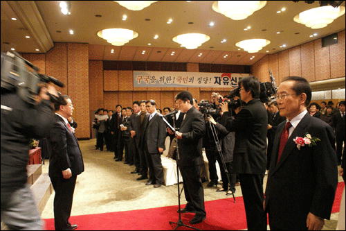 곽성문 대구시당대표가 이회창 전 한나라당 총재가 참석한 가운데 결의문 채택을 하고 있다.